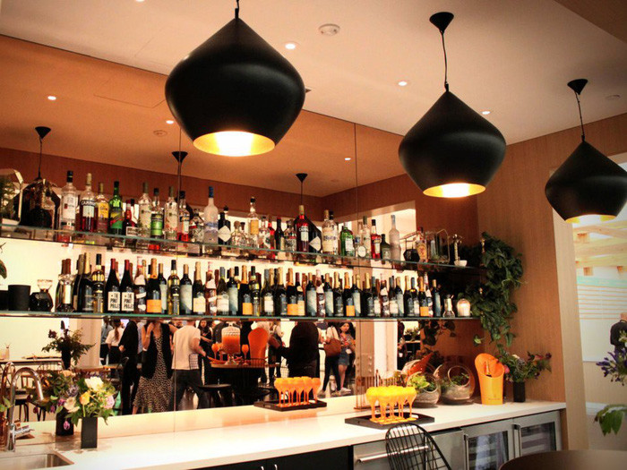 Quầy bar Thirsty Flamingo có bia, rượu vang, rượu mạnh và nhân viên có thể tự phục vụ