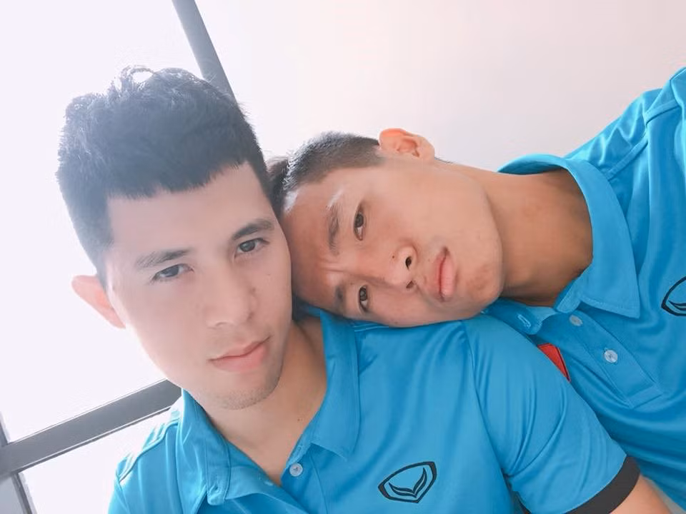 Trên Facebook cá nhân, cả hai đều rất chăm chỉ khoe ảnh selfie cùng nhau. Cứ mỗi sau trận đấu, cả hai đều nhắn nhủ "người tình" của mình hết sức dễ thương. Trung vệ Bùi Tiến Dũng từng hóm hỉnh đăng: "Dựa vào vai anh em nhé" và gắn thẻ Đình Trọng.
