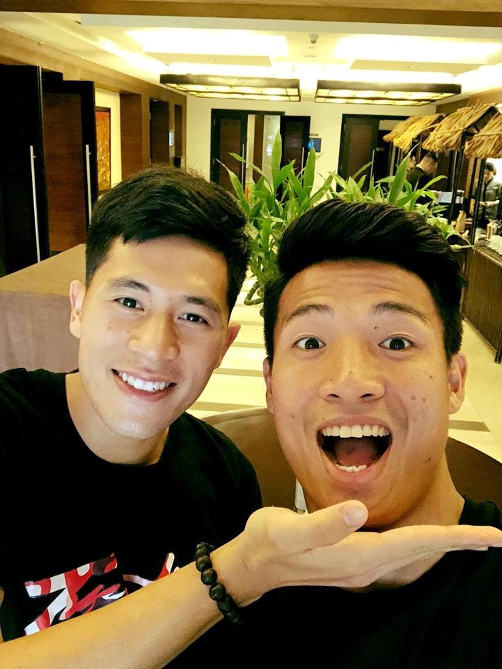 Đừng đùa, không phải mê bóng đá quá mà chúng tớ không biết chơi trào lưu "Halu Halu - đặt cằm trên tay" đâu à nha!