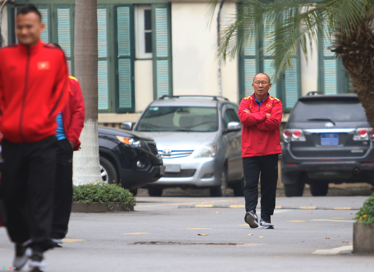 HLV Park Hang-seo như mọi khi vẫn là người chốt đoàn, dù là đi tập thể dục, lên xe buýt hay trước các chuyến bay, hoặc bước ra sân.