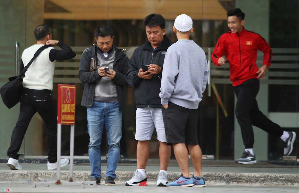 Văn Hậu và Văn Đức là hai cầu thủ cuối cùng chạy xuống sảnh. Nhiều khách lưu trú ở khách sạn La Thành có cơ hội chụp ảnh cùng cầu thủ.