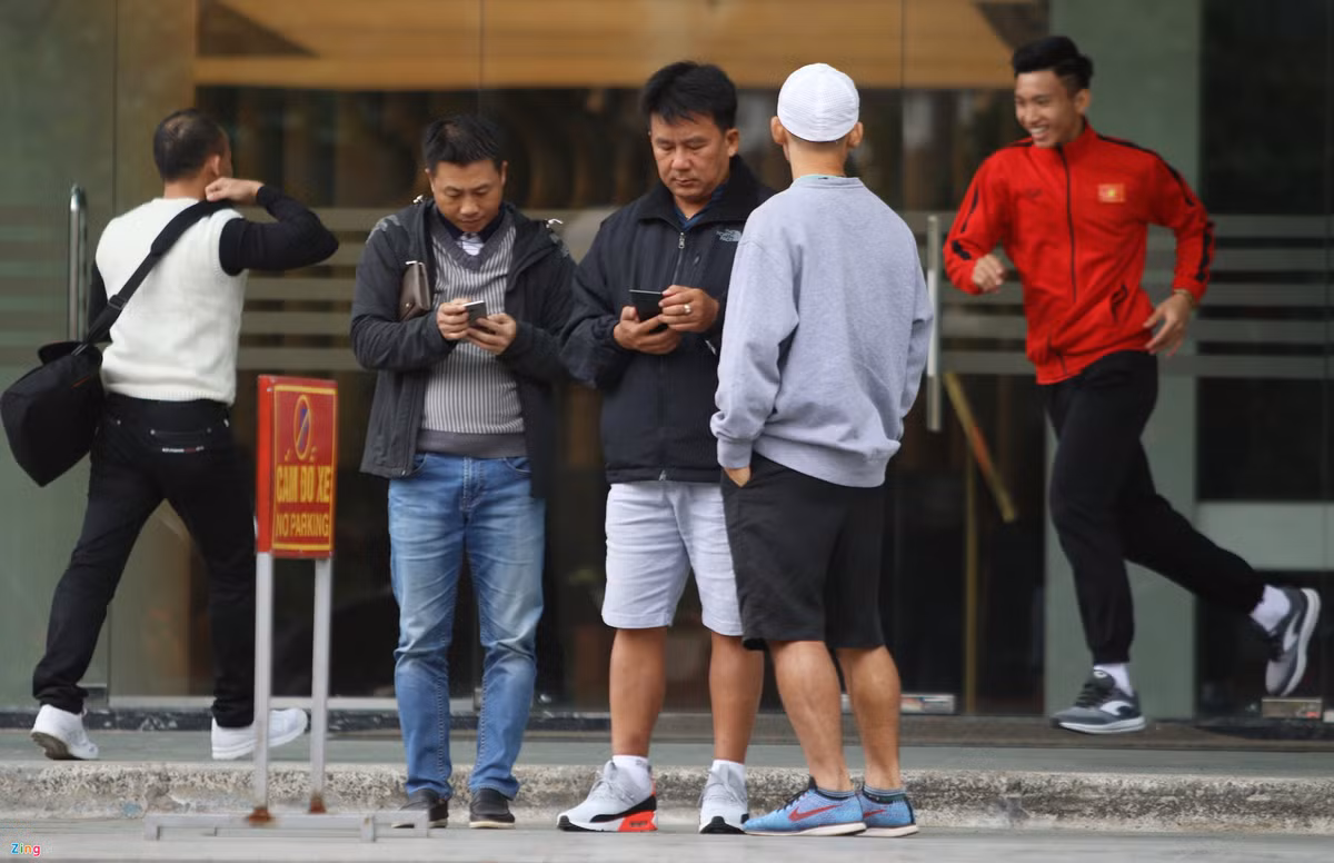 Văn Hậu và Văn Đức là hai cầu thủ cuối cùng chạy xuống sảnh. Nhiều khách lưu trú ở khách sạn La Thành có cơ hội chụp ảnh cùng cầu thủ.