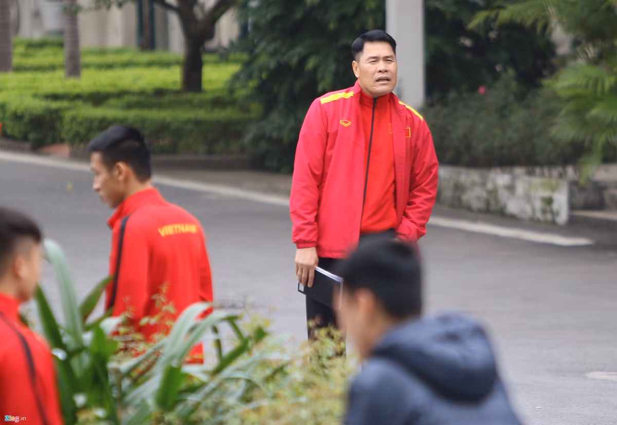 HLV thủ môn Nguyễn Đức Cảnh đang chờ học trò xuống để bắt đầu buổi tản bộ, tập thể dục trước khi ăn.