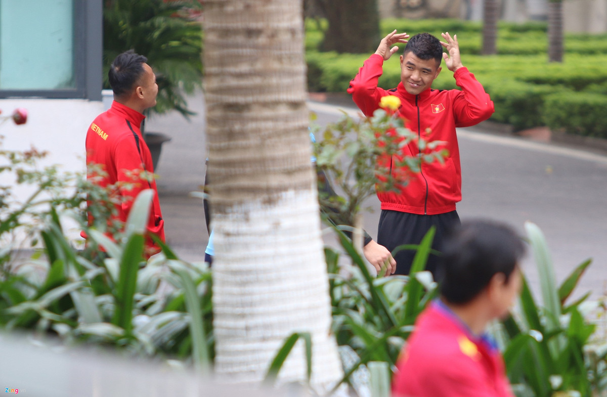 Đúng 11h30, các cầu thủ tuyển Việt Nam tập trung dưới khuôn viên của khách sạn. Trời lạnh nên nhiều cầu thủ khoác thêm áo ấm để tản bộ.