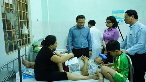 Đoàn công tác của Chính phủ thăm hỏi nạn nhân trong vụ tai nạn xe khách rơi xuống vực đèo Lò Xo