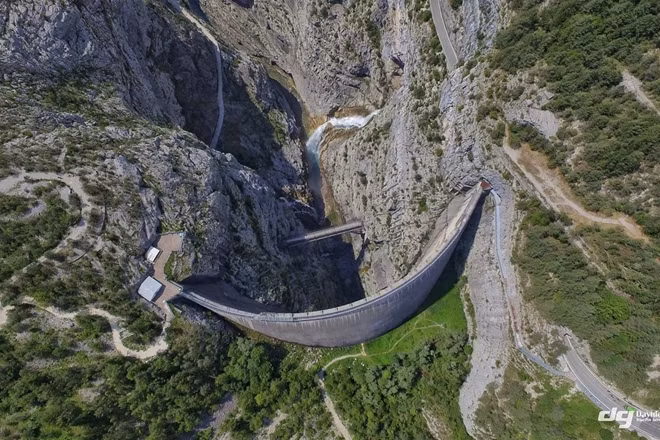 Con đập Vajont nhìn từ trên cao. Ảnh: Dronestagram