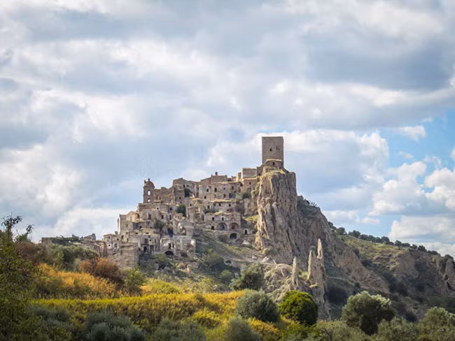  Craco, Matera- Ý: Craco là một thị trấn ma ám với nhiều truyền thuyết ở tỉnh Matera, vùng Basilicata miền nam nước Ý. Khu phố cổ bị bỏ hoang vào năm 1963 do lở đất thường xuyên. Việc bị bỏ hoang này đã khiến Craco trở thành một địa danh thu hút khách du lịch và một địa điểm quay phim nổi tiếng.