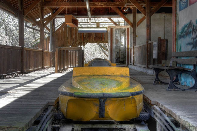  Spreepark, Berlin, Đức: Spreepark được khai trương vào năm 1969 với tên gọi Kulturpark Plänterwald, có diện tích 29,5 ha. Khu vực này nằm ở phía bắc của Plänterwald, bên cạnh sông Spree. Đó là công viên giải trí duy nhất ở Đức và là công viên duy nhất ở Đông Berlin.Vào ngày 18/1/2002, Norbert Witte (chủ sở hữu), cùng với gia đình và đồng nghiệp thân thiết nhất chuyển đến Lima ở Peru. Kể từ đó, công viên đã không mở cửa cho du khách. Vào tháng 8/ 2002, công viên được tuyên bố hoàn toàn mất khả năng thanh toán. Các khoản nợ ở mức 11.000.000 € vẫn còn và khu vực bị rơi vào tình trạng bất ổn.