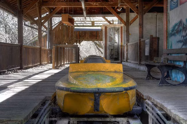  Spreepark, Berlin, Đức: Spreepark được khai trương vào năm 1969 với tên gọi Kulturpark Plänterwald, có diện tích 29,5 ha. Khu vực này nằm ở phía bắc của Plänterwald, bên cạnh sông Spree. Đó là công viên giải trí duy nhất ở Đức và là công viên duy nhất ở Đông Berlin.Vào ngày 18/1/2002, Norbert Witte (chủ sở hữu), cùng với gia đình và đồng nghiệp thân thiết nhất chuyển đến Lima ở Peru. Kể từ đó, công viên đã không mở cửa cho du khách. Vào tháng 8/ 2002, công viên được tuyên bố hoàn toàn mất khả năng thanh toán. Các khoản nợ ở mức 11.000.000 € vẫn còn và khu vực bị rơi vào tình trạng bất ổn.