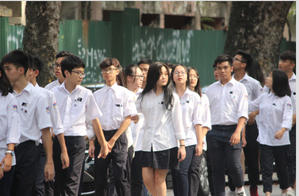 Các cháu học sinh đeo băng tang đến viếng.