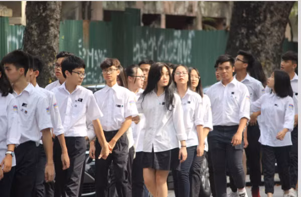 Các cháu học sinh đeo băng tang đến viếng.