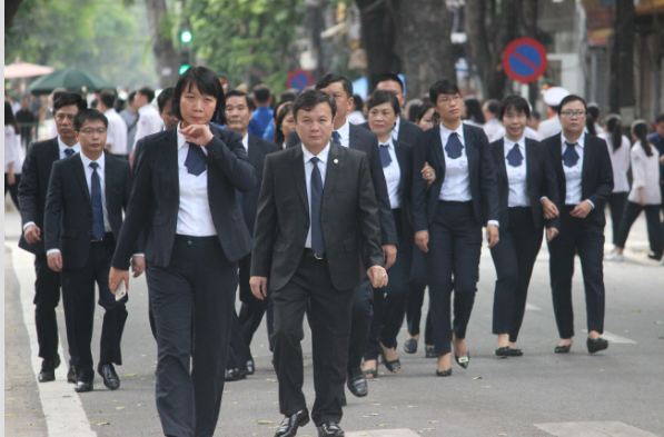 Nhân dân đến viếng Chủ tịch nước Trần Đại Quang đều ăn mặc chỉnh tề.