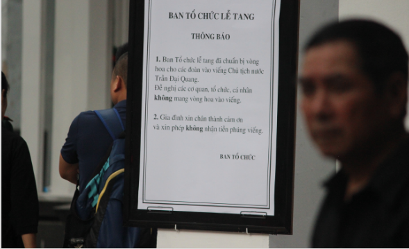 Mang trên mình những vết thương chiến tranh, những thương binh này không quản ngại đường xa từ Hà Nam lên Hà Nội để viếng Chủ tịch nước Trần Đại Quang,