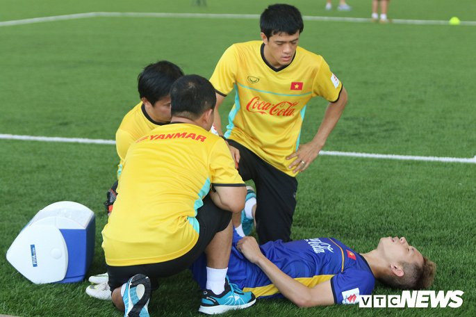 Hồng Duy chấn thương trong buổi kiểm tra thể lực của Olympic Việt Nam.