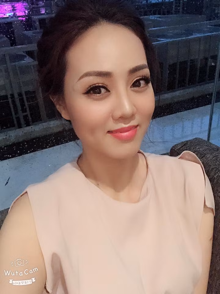 Ngọc Hà- bạn gái Công Lý đã từng lọt top 20 cuộc thi Hoa hậu Du lịch, cô sở hữu gương mặt tươi sáng, vẻ đẹp mặn mà.