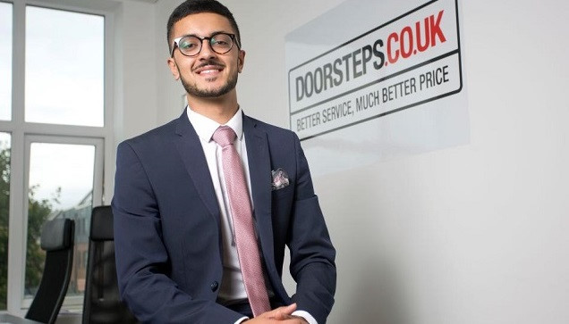 1. Akshay Ruparelia: Để đạt được chứng chỉ A-levels, ai cũng phải học ngày học đêm. Với Akshay Ruparelia (19 tuổi, đến từ Anh) thì khác, mặc dù con rất trẻ tuổi nhưng bên cạnh việc học, chàng trai này còn xây dựng công ty riêng - Doorsteps.co.uk. Doorsteps.