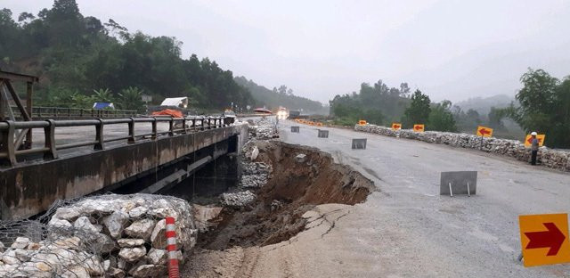 Duong tam cao toc Noi Bai - Lao Cai sat lo, cam xe tai trong lon-Hinh-2