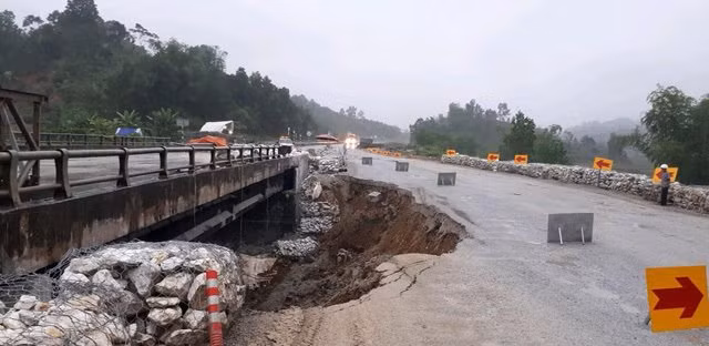 Duong tam cao toc Noi Bai - Lao Cai sat lo, cam xe tai trong lon-Hinh-2