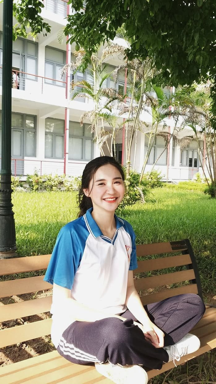 Không hề bị lẫn vào những cô bạn đã được mọi người biết đến từ trước, Trịnh Minh Tâm gây ấn tượng với người khác bởi những đường nét đậm chất Á Đông, vô cùng trong sáng và thanh thoát. Sở hữu làn da trắng hồng mịn màng, vóc dáng lại thanh mảnh và nụ cười tươi tắn, rạng rỡ cô nàng được nhận định là “xinh như nắng mai”.