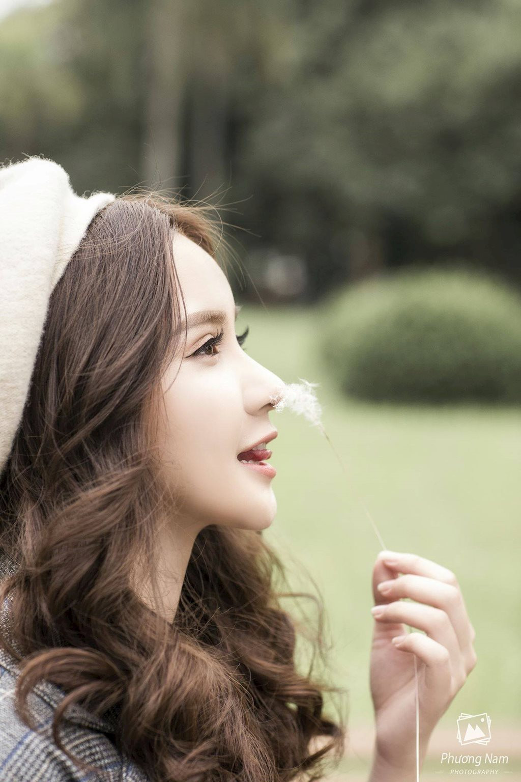 Có lẽ vì thường xuyên được tiếp xúc với thời trang, nên phong cách của cô cũng rất đa dạng. Cô luôn làm mới mình bằng các gu thời trang khác nhau, phù hợp với thời tiết, xu hướng và đôi khi là tâm trạng, cảm xúc của cô nữa.