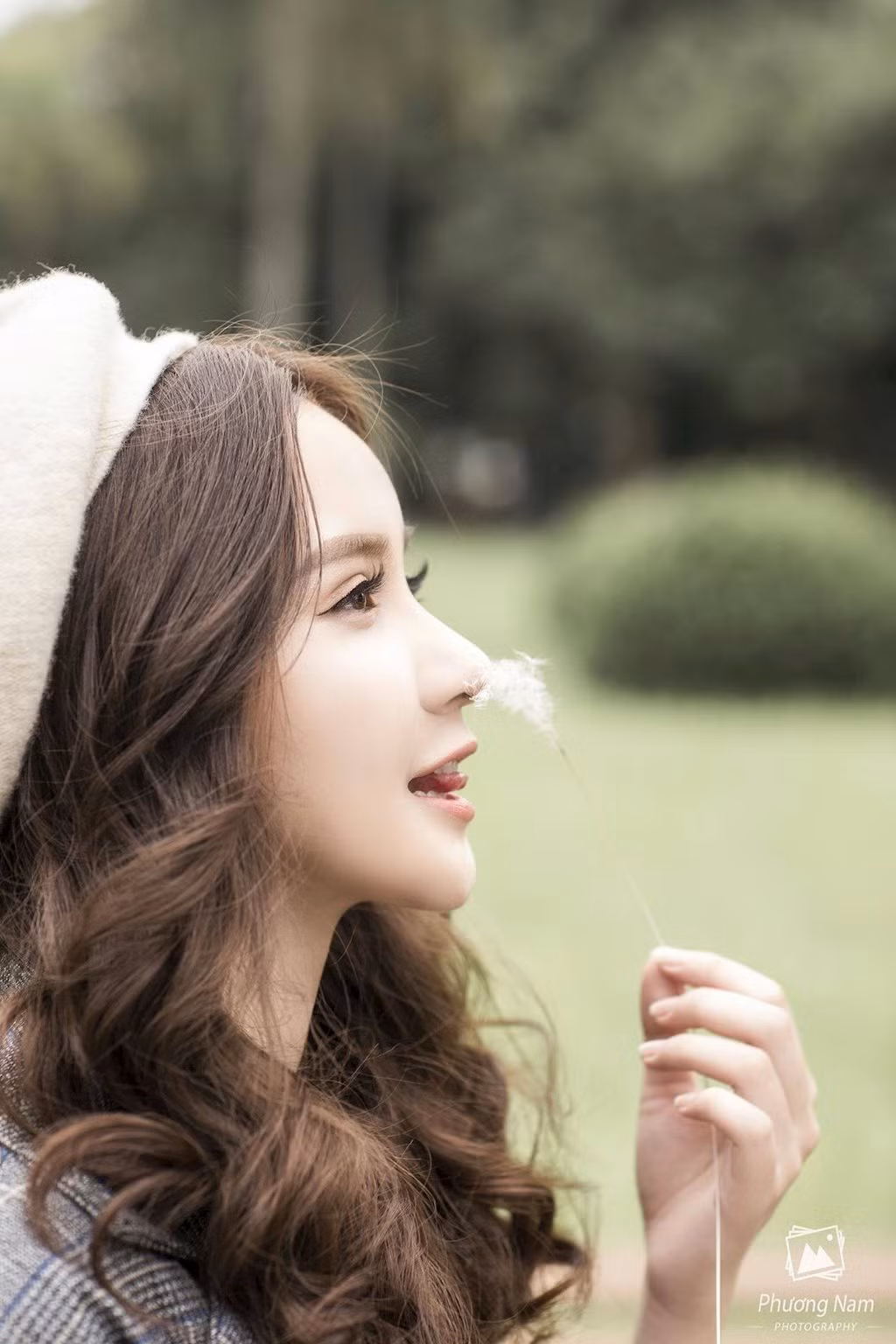 Có lẽ vì thường xuyên được tiếp xúc với thời trang, nên phong cách của cô cũng rất đa dạng. Cô luôn làm mới mình bằng các gu thời trang khác nhau, phù hợp với thời tiết, xu hướng và đôi khi là tâm trạng, cảm xúc của cô nữa.