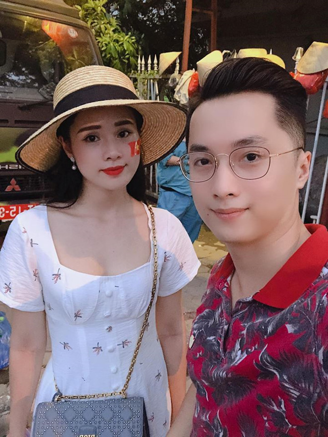 Trên trang cá nhân, Huyền Trang chia sẻ vài hình ảnh cho biết cô đang thử sức ở vai trò MC cho một kênh truyền hình.