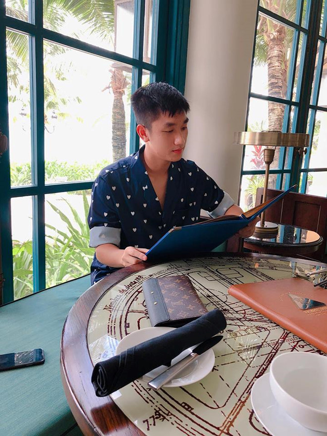 Mới đây, trên trang cá nhân, Trọng Đại đăng ảnh tình cảm bên bạn gái mới, nam cầu thủ không ngần ngại cầm tay đầy tình tứ và ngay lập tức nhận được sự chú ý từ người hâm mộ.