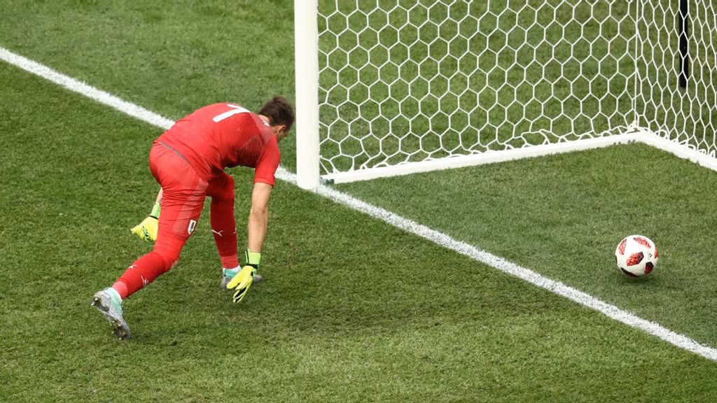 Thủ môn Fernando Muslera (Uruguay): trước trận đấu với Pháp, Muslera đã chơi tốt và chỉ để lọt lưới duy nhất một lần trong 4 trận đấu tại World Cup. Thế nhưng, trước Pháp, sai lầm tai hại của anh đã phá hỏng mọi nỗ lực của Uruguay. Phút 62, từ cú sút không quá nguy hiểm của Antoine Griezmann, Muslera để bóng bật khỏi tay và bay vào lưới trong sự ngỡ ngàng của các đồng đội. Tỉ số được nâng lên 2-0 cho Les Blues và đó chính là dấu chấm hết dành cho thầy trò HLV Oscar Tabarez.