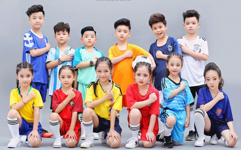 Bóng đá không phải chỉ là môn thể thao của người lớn mà mỗi khi đến mùa World Cup nhiều bé cũng nguyện "cháy hết mình".