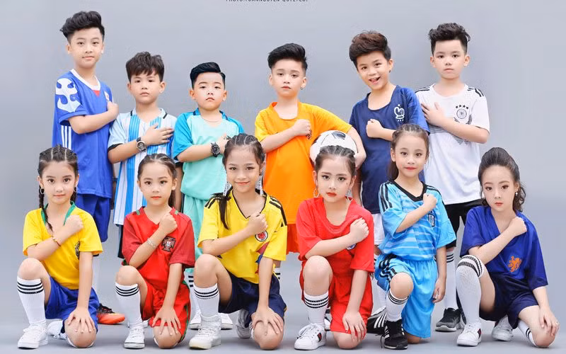 Bóng đá không phải chỉ là môn thể thao của người lớn mà mỗi khi đến mùa World Cup nhiều bé cũng nguyện "cháy hết mình".