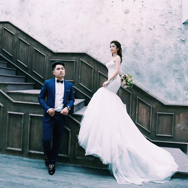 Đầu năm nay, dân mạng bất ngờ khi Nhật Lệ chia sẻ hình ảnh mặc váy cưới trên trang cá nhân. Cô khiến fan tiếc "hùi hụi" khi chính thức chia tay hội độc thân để lên xe hoa. Chồng Nhật Lệ hơn cô 3 tuổi và là nhân viên ngân hàng.