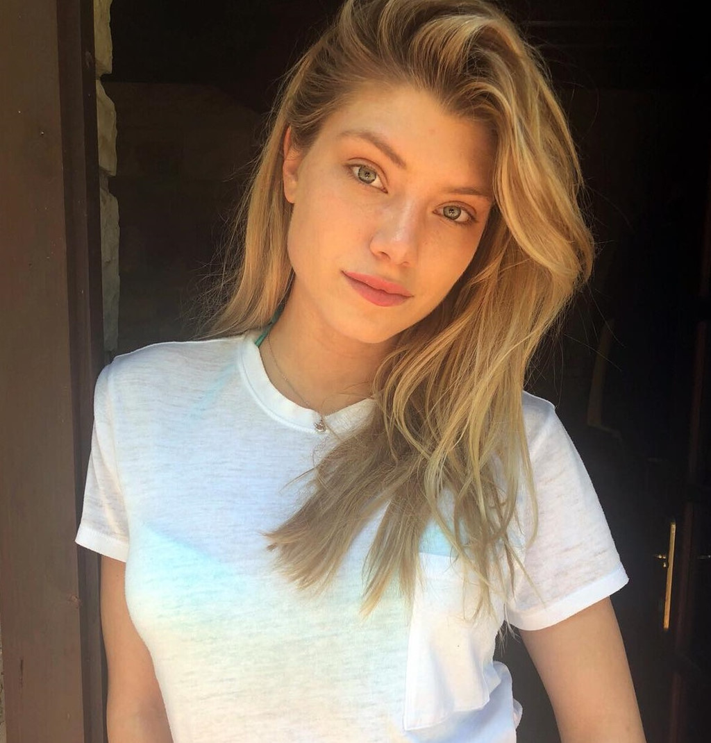 Bóng hồng xinh đẹp của hậu về Croatia ấy là Dina Dragija, 21 tuổi. Tuy đang theo nghề mẫu, Dina vẫn tiếp tục học tập chăm chỉ để có thể biến ước mơ làm nhà ngoại giao thành hiện thực.