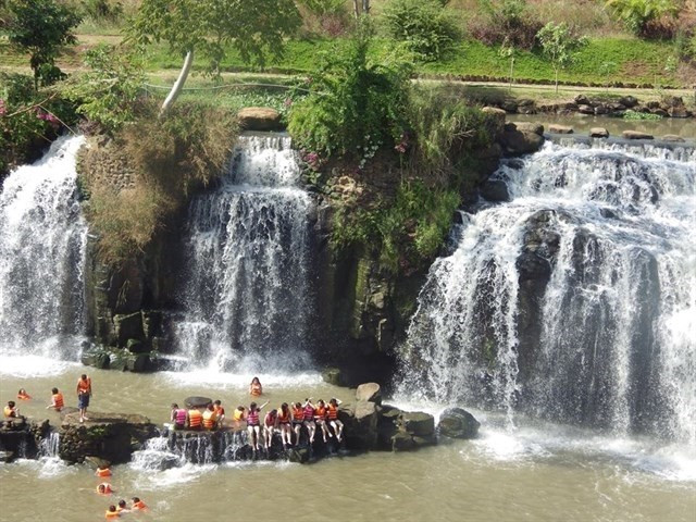 Thiên nhiên ban cho Thác Đá Hàn vẻ đẹp huyền bí, nhưng cũng không kém phần thơ mộng. Đây chính là điểm hút của Thác Đá Hàn với gia đình đặc biệt là các bạn trẻ những ngày nghỉ lễ hoặc dịp cuối tuần.