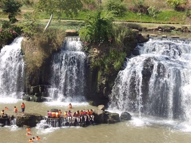 Thiên nhiên ban cho Thác Đá Hàn vẻ đẹp huyền bí, nhưng cũng không kém phần thơ mộng. Đây chính là điểm hút của Thác Đá Hàn với gia đình đặc biệt là các bạn trẻ những ngày nghỉ lễ hoặc dịp cuối tuần.