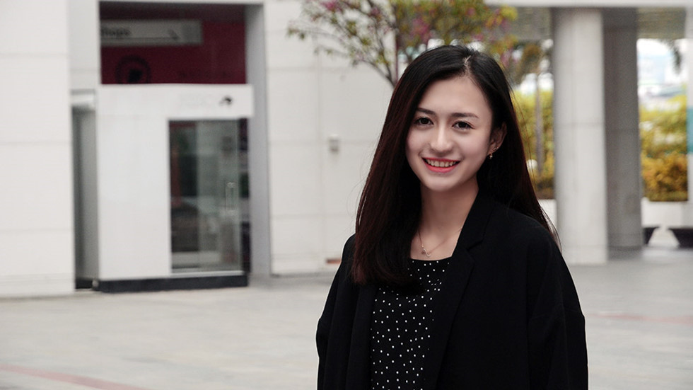 Không chỉ sở hữu vẻ ngoài xinh đẹp, cô gái 22 tuổi còn bộc lộ nhiều tài năng. Tốt nghiệp ĐH Thương Mại Hà Nội, Phương Thảo hiện theo đuổi con đường trở thành MC chuyên nghiệp với thành tích đáng nể: Top 35 Cầu vòng 2015, giải Triển vọng The Next MC 2016. Cô cũng thường xuyên xuất hiện trên các chương trình của kênh VTV2, VTC10.