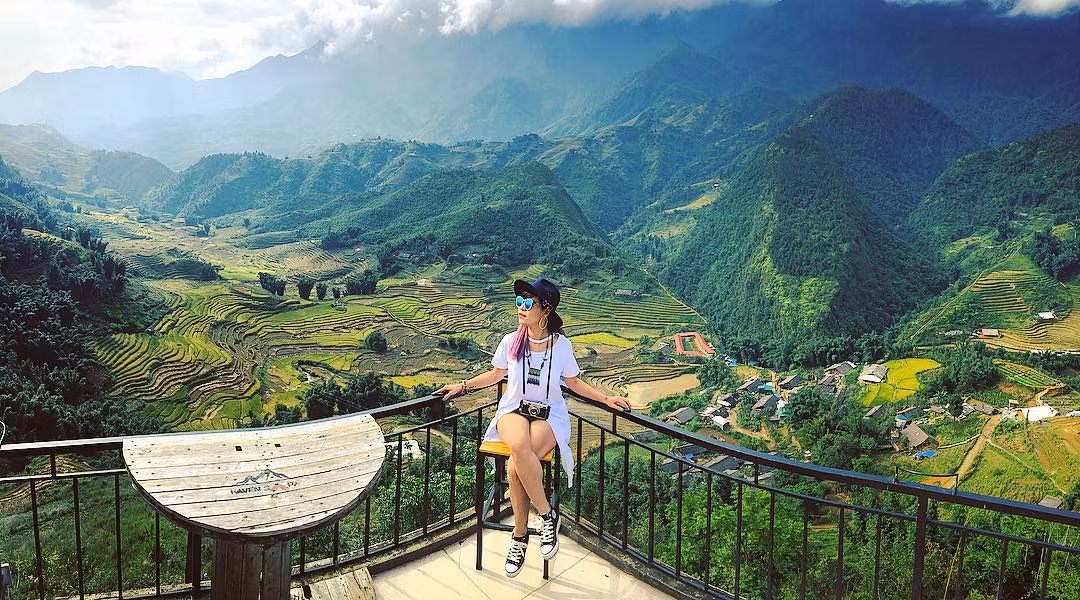  Uống cà phê check-in ruộng lúa chín: Một trong những địa điểm ngắm ruộng bậc thang đẹp vào mùa thu ở Sa Pa đó là các quán cà phê trên cao hay những điểm như xã Tả Van, Lao Chải, Tả Phìn.