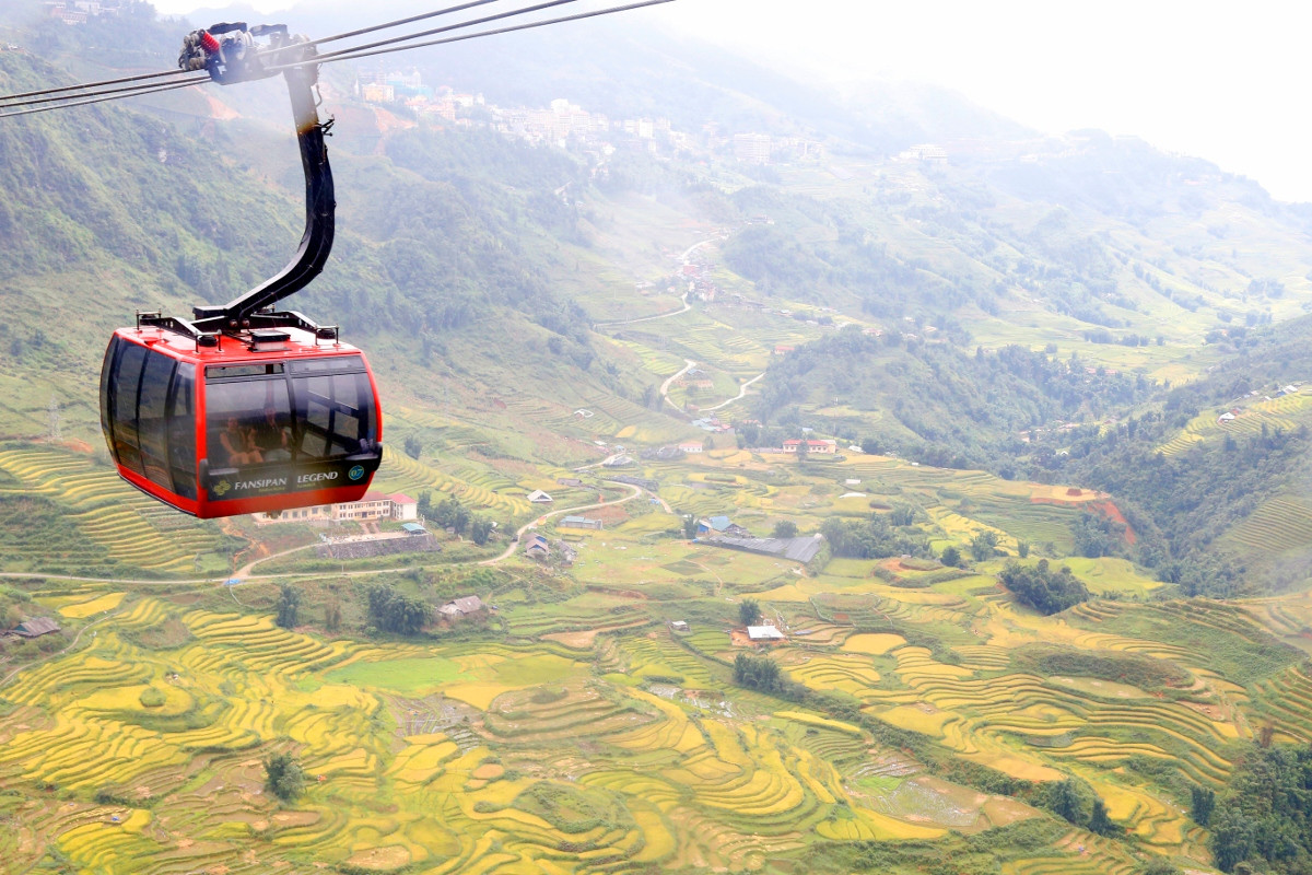  Ngắm "mùa vàng" Sapa từ nóc nhà Đông Dương: Từ trên cáp treo nhìn xuống, bạn có thể chiêm ngưỡng toàn cảnh thung lũng Mường Hoa trong mùa lúa chín vàng trải dài cùng những ngôi nhà san sát nhau.