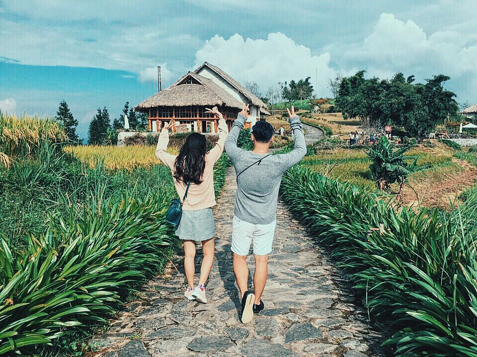 Vào mùa lúa chín này, đường đến khu resort bỗng trở nên đặc biệt hơn nhờ những thửa ruộng vàng ươm. Lúc này, dĩ nhiên bạn có thể thỏa sức lưu lại những bức ảnh cùng vụ mùa Tây Bắc.