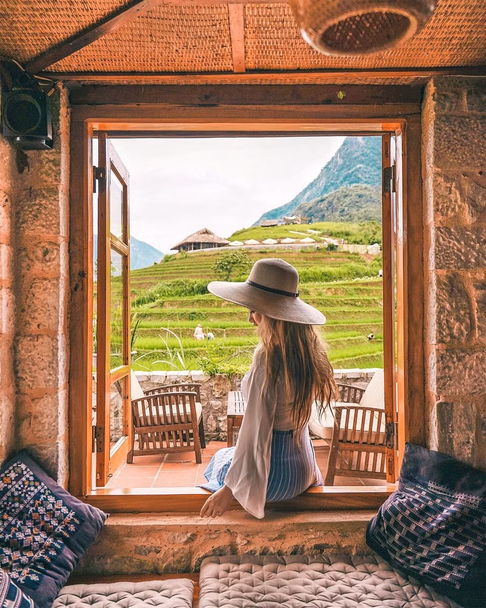 Ngồi bên cửa sổ, bạn có thể thu cả thiên nhiên vào tầm mắt và cảm nhận nhịp sống chậm rãi, nhẹ nhàng của “xứ sở trong sương”.