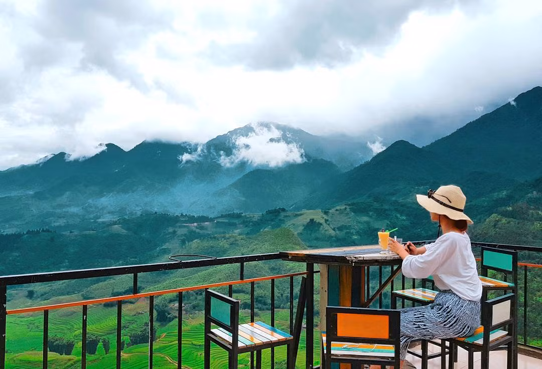 Nếu bạn đã từng mê mệt cảm giác ngồi bên tách cà phê nóng hổi trong quán cà phê giữa khí trời se lạnh của Đà Lạt thì bạn càng không thể bỏ qua trải nghiệm đó khi đến Sapa. Những quán cafe nơi đây có các góc view đắt giá giúp các bạn có được những bức ảnh đẹp nhất, nghệ thuật nhất.