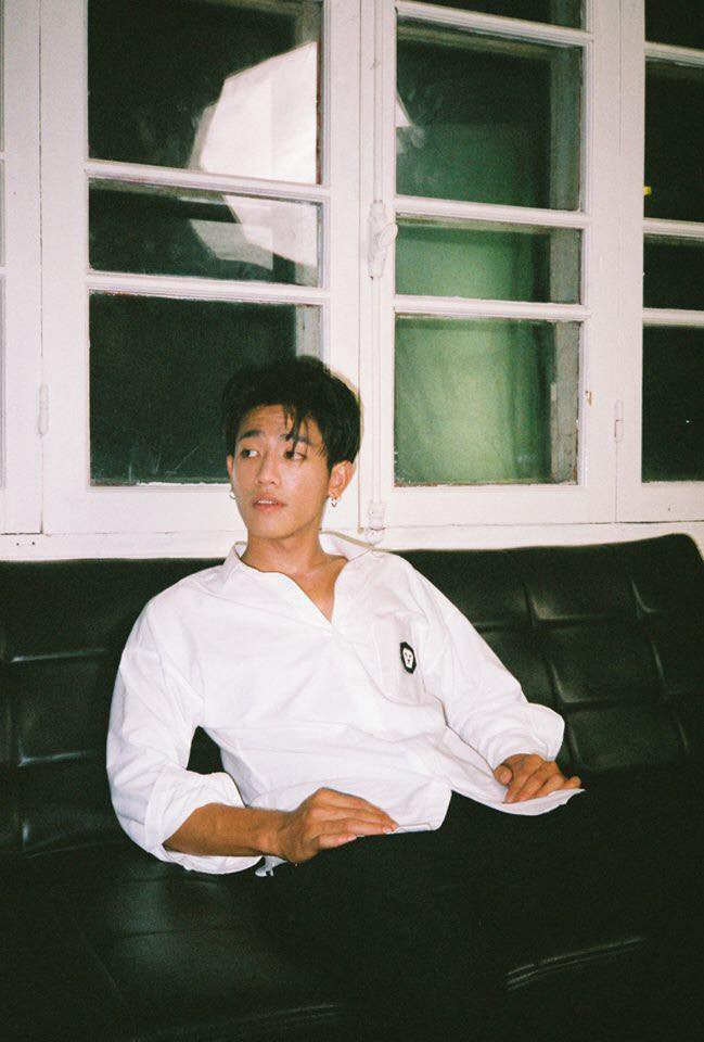 Mái tóc rẽ ngôi, đôi môi hững hờ... Mái tóc rẽ ngôi, đôi môi hững hờ...