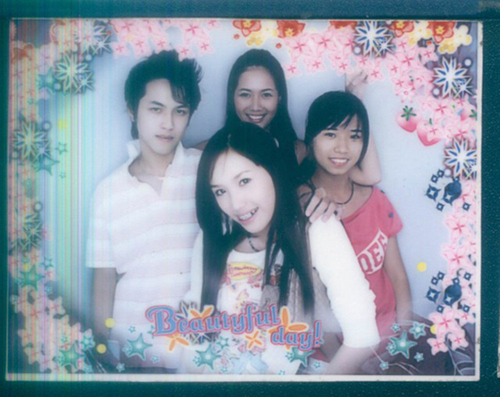 8X và 9X đời đầu ai chưa từng một lần bước vào tiệm chụp ảnh Hàn Quốc cơ chứ?Chụp ảnh trước gương