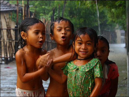 Sẽ còn nhiều trải nghiệm đến với cuộc đời chúng ta nhưng khoảnh khắc kí ức khi đắm mình trong cơn mưa, đùa nghịch với bạn bè là điều mà chúng ta ghi nhớ lâu nhất