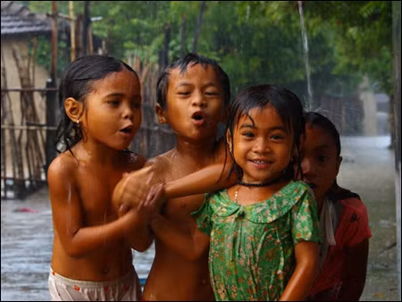 Sẽ còn nhiều trải nghiệm đến với cuộc đời chúng ta nhưng khoảnh khắc kí ức khi đắm mình trong cơn mưa, đùa nghịch với bạn bè là điều mà chúng ta ghi nhớ lâu nhất