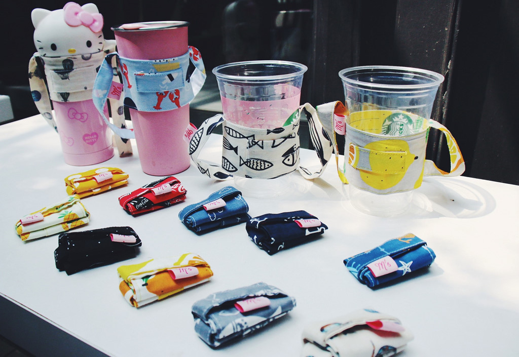 Quai vải có thể tái sử dụng rất nhiều lần và cũng cực kì gọn nhẹ để mang theo khắp nơi, bạn có thể dùng chiếc quai "thần thánh" này để đựng cà phê, trà sữa, nước cam, sinh tố... nói chung là tất tần tật các loại ly nước khi mang đi xa. Chiếc quai này cực kì tiện lợi để cầm, thậm chí là treo ở trên xe, trên tường.