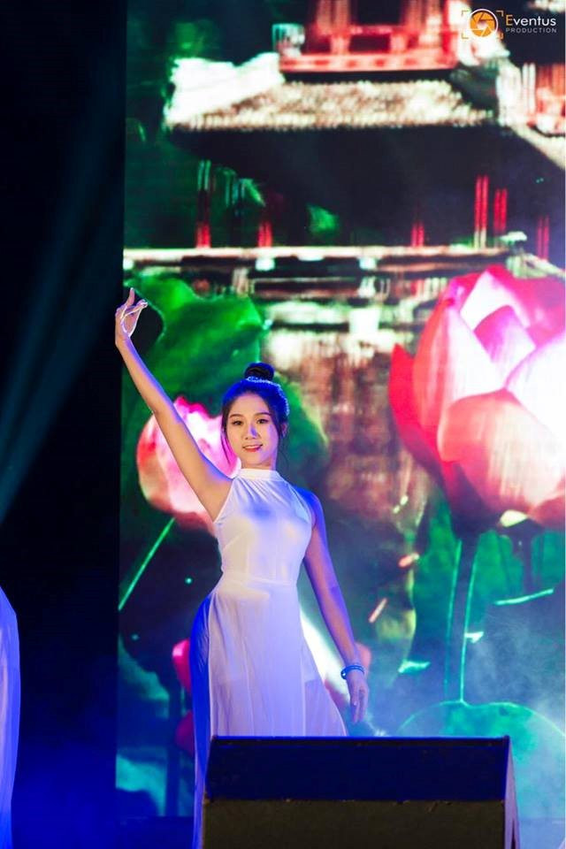 Mới chỉ 20 tuổi, nhưng nữ sinh xinh đẹp khiến nhiều người ngưỡng mộ bởi loạt hoạt động nghệ thuật của mình.