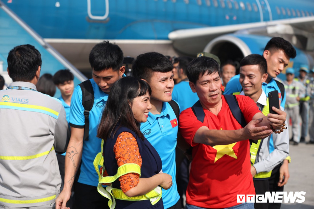 Cổ động viên tranh thủ chụp hình với Quang Hải.