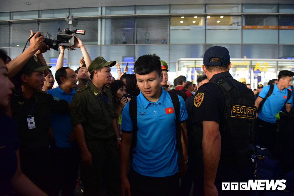 Tiền vệ Quang Hải tại sân bay.