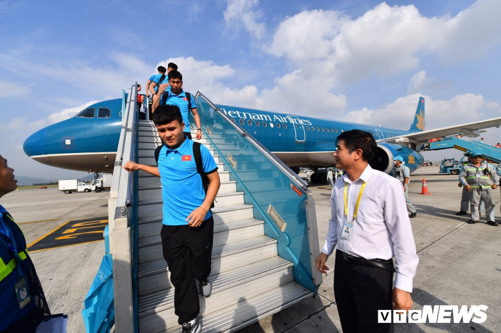 Trước đó, Vietnam Airlines đã bố trí tổng cộng 03 chuyến bay thẳng từ Hà Nội và TP.HCM đi Bacolod chở đội tuyển và người hâm mộ sang Phillipines cổ vũ.