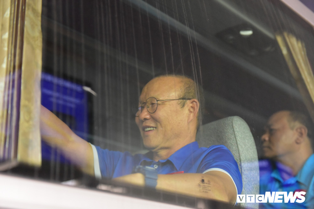 Chiến lược gia người Hàn Quốc nở nụ cười tươi khi ngồi trên xe.